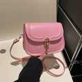 Borsa a tracolla minimalista in pelle rosa con chiusura dorata e cinturino regolabile - Rosa