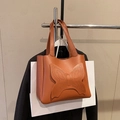 Grande borsa tote marrone cammello retrò con motivo a farfalla cucito distintivo per donna - Marrone