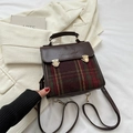 Kleiner Retro Rucksack aus braunem Leder mit rot-grünem Karomuster und goldenem Verschluss - Rot