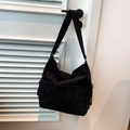 Bolso hobo grande de pana negra con correa ancha y acabado de superficie texturizada - Negro