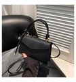 Dettaglio borsa nera in pelle a motivo serpente con manici a nodo e dettagli oro - Nero
