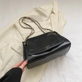 Bolso bandolera retro negro con correa de cadena dorada y acabado pulido - Negro