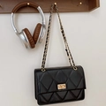 Schwarze Stepptasche mit goldener Kette und Metalldrehverschluss für Damen - Schwarz