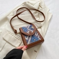 Sac à bandoulière en cuir marron et tissu ethnique bleu sur un blazer blanc - Bleu
