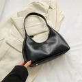 Bolso hobo chic de cuero negro texturizado con remaches plateados y diseño minimalista - Negro