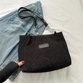 Borsa tote in velluto a coste nero con tracolla a catena e toppa di design alla moda - Nero