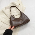 Bolso hobo vintage de cuero encerado café oscuro con textura arrugada natural - Marrón