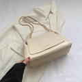 Bolso de hombro chic de piel sintética beige con cadena dorada y logo frontal - Caqui