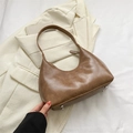 Bolso hobo media luna en cuero marrón con remaches dorados de protección - Caqui