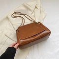 Bolso de hombro marrón minimalista en cuero sintético con un cierre de solapa clásico - Marrón