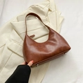 Bolso de hombro vintage en cuero PU marrón, estilo hobo con acabado liso y tacos metálicos - Marrón
