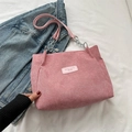 Borsa tote in velluto a coste rosa con manici a catena e toppa in pelle - Rosa