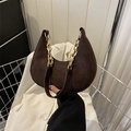 Bolso de media luna en ante marrón con cadena dorada y diseño minimalista moderno - Marrón