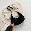 Bolso hobo minimalista negro mate con cadena dorada para un estilo diario versátil - Negro