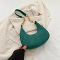 Bolso de hombro media luna en ante verde oscuro con detalle de cadena dorada para mujer - Verde