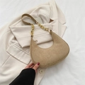 Bolso de media luna de ante caqui minimalista con una cadena dorada decorativa - Caqui