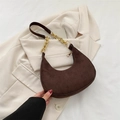 Bolso media luna de ante marrón oscuro con cadena dorada sobre blazer crema - Marrón
