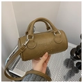 Details einer braunen Leder-Zylindertasche mit RIMAJO & GOWDOR-Prägelogo und Silberbeschlägen - Khaki