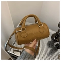 Detail der braunen Zylinder-Handtasche mit RMAJO & GOWDOR Prägung im Retro-Stil - Dunkelbraun