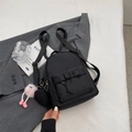 Mini zaino nero da donna con fiocco decorativo e ciondolo a forma di mostro in peluche - Nero Con Pendente