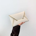 Elegante witte enveloppe clutch met geweven textuur en gouden metalen versiering - Off-wit