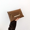 Bruine envelop-clutch met geweven textuur, gouden metalen rand en magnetische sluiting - Bruin