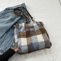 Borsa tote in peluche a quadri blu e bianchi con manici in pelle marrone e targhetta - Blu