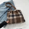 Borsa tote in lana a scacchi marrone con toppa in pelle FASHION su sfondo bianco - Marrone
