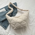 Borsa a nuvola trapuntata beige con tracolla annodata e morbida trama in nylon - Bianco