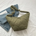 Borsa a tracolla trapuntata verde oliva con manico annodato su giacca di jeans blu - Verde