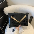 Elegante schwarze Umschlag-Clutch mit Krokodilprägung und goldener V-Metallschnalle - Schwarz