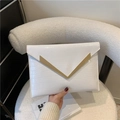 Weiße Briefumschlag-Clutch mit Krokodilmuster und goldenem V-Metall-Verschluss - Weiß