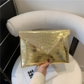Goldfarbene Clutch mit Kroko-Prägung und goldenem V-Metallbeschlag für elegante Anlässe - Gold