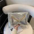 Silberne Clutch mit Krokodilprägung, Umschlag-Design und goldener V-Schnalle - Silber
