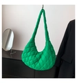 Vue détaillée du sac hobo matelassé vert vif avec texture moelleuse à losanges - Grand / Vert