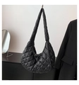 Détail du sac fourre-tout matelassé noir avec finition brillante et texture à losanges - Grand / Noir