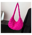 Détail du grand sac cabas matelassé rose fuchsia avec surpiqûres en losanges sur un cintre - Grand / Rose Rouge