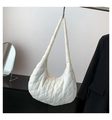 Vue détaillée du sac cabas matelassé blanc présentant une texture classique à losanges - Grand / Blanc