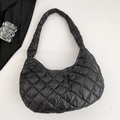 Borsa hobo trapuntata nera con motivo a rombi classico e tracolla ampia - Grande / Nero
