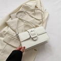 Minimalistische cremeweiße Umhängetasche mit quadratischer Schnalle auf Blazer - Weiß