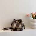 Schicke gestrickte Mini-Beuteltasche mit Karomuster, Lederbesatz und Goldverschluss - Kaffee ohne Anhänger