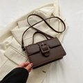 Dunkelbraune matte rechteckige Tasche mit quadratischer Schnalle und Schultergurt - Braun