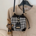 Schicke schwarz-weiße Eimertasche mit Karomuster, Lederbesatz und Hasenanhänger - Schwarz Mit Anhänger