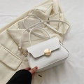 Borsa a tracolla bianca minimalista con una grande fibbia rotonda dorata decorativa moda - Bianco