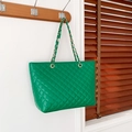 Hellgrüne gesteppte Shopper-Tasche mit goldener Gliederkette und großem Stauraum - Grün