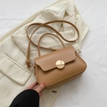 Elegante borsa a tracolla color cammello con fibbia dorata circolare e manico superiore - Cachi