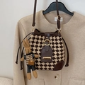 Vintage-Beuteltasche in Braun und Beige mit Karomuster und süßem Hasenanhänger - Kaffee Mit Anhänger