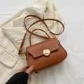 Borsa a tracolla semicerchio marrone in ecopelle con fibbia dorata e manico superiore - Marrone