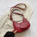 Sac bandoulière rouge en forme de cœur et croissant avec gaufrage LOVE élégant - Rouge