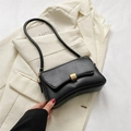 Borsa sottobraccio retrò nera in pelle opaca con fibbia dorata su blazer bianco - Nero